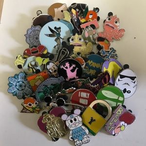 35 Disney Pins